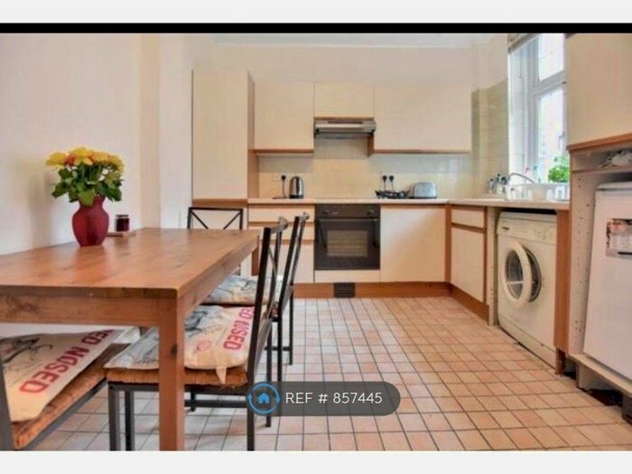 3 Bedroom Flat To Rent In Sherard Mansions, Eltham, SE9