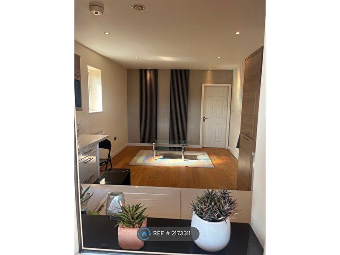 3 Bedroom Flat To Rent In East Road, Welling, DA16