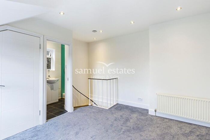 Flat To Rent In Bedford Hill, London, SW12