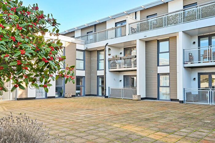 1 Bedroom Flat For Sale In Mole Road, Hersham, KT12