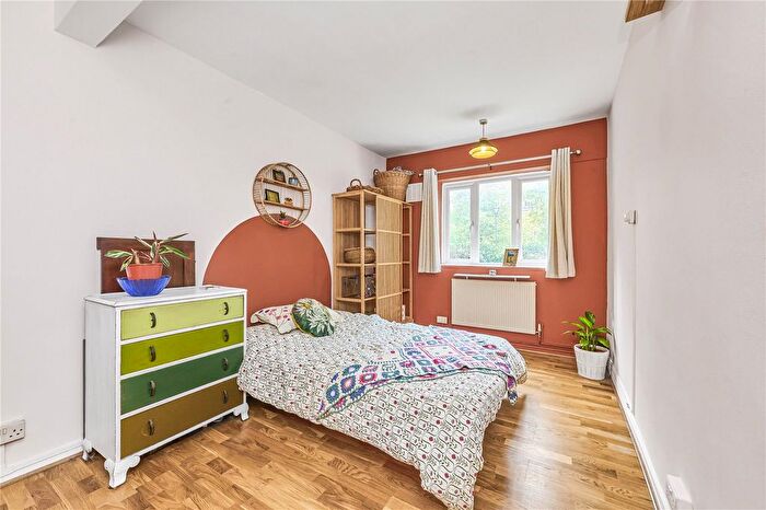 2 Bedroom Flat To Rent In Redlands Way, London, SW2