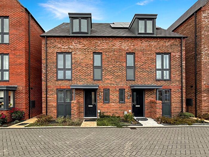 4 Bedroom Semi-Detached House For Sale In Hawthorn Lane, Houghton Regis, LU5