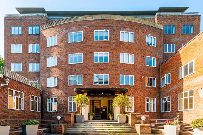 3 Bedroom Flat For Sale In Upper Richmond Road, Putney, London, SW15