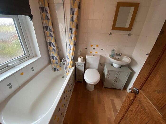 2 Bedroom End Of Terrace House To Rent In Old Lane, Birkenshaw, BD11