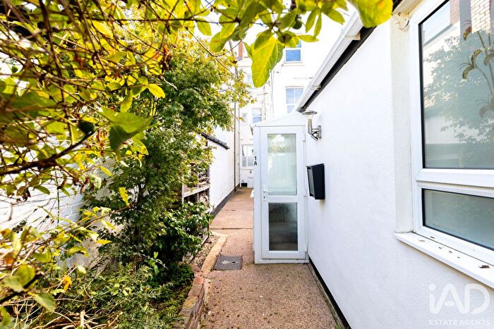 2 Bedroom Flat For Sale In Alexandra Terrace, Exmouth, EX8