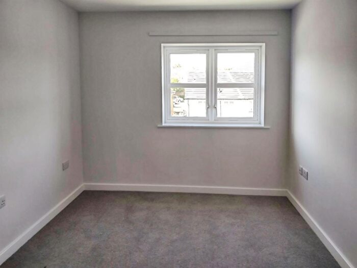 2 Bedroom Flat For Sale In Park Avenue, Bushey, WD23
