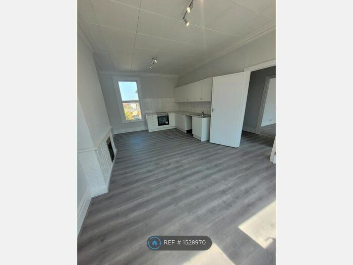 2 Bedroom Flat To Rent In London Road, Westcliff-On-Sea, SS0