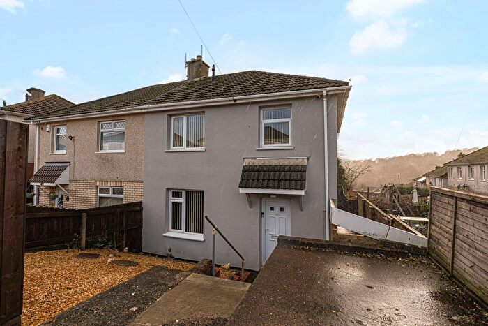 3 Bedroom Semi-Detached House For Sale In Marshfield Road, Pentwyn Crumlin, NP11