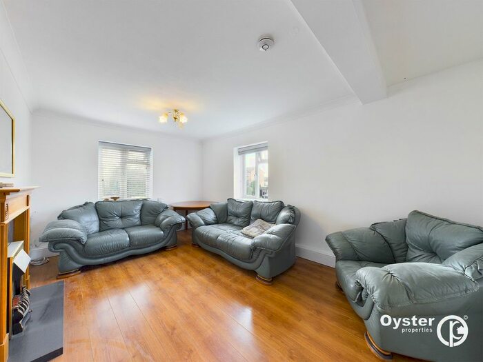 3 Bedroom Flat To Rent In Charlton Road, London, N9