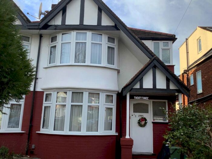 2 Bedroom Flat To Rent In Thames Avenue, Perivale, Greenford, UB6