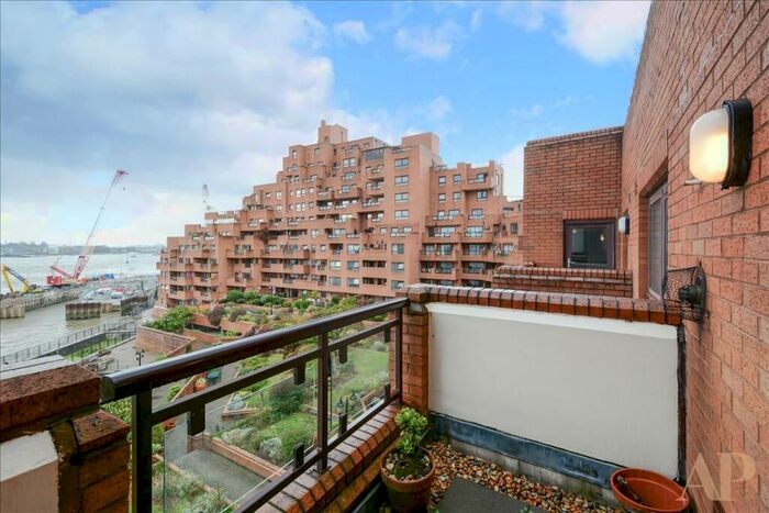 3 Bedroom Flat To Rent In The Highway, London, E1W