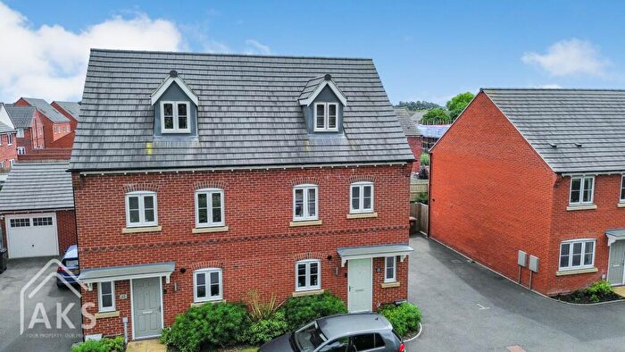 4 Bedroom Semi-Detached House For Sale In Balmoral Way, Hatton, DE65