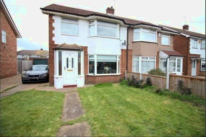 3 Bedroom Property To Rent In Hesselyn Drive, Rainham, RM13