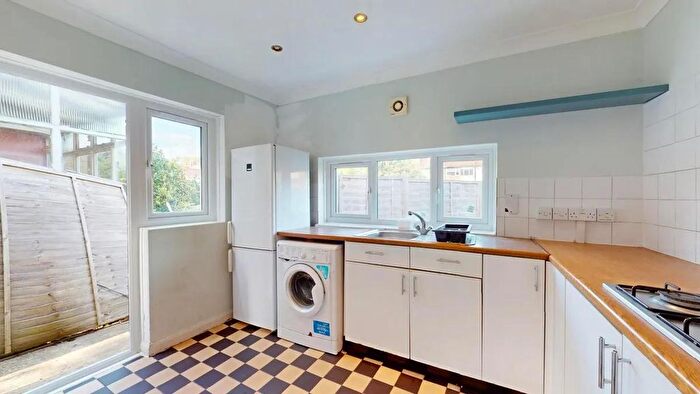 2 Bedroom Flat To Rent In Acton, W3