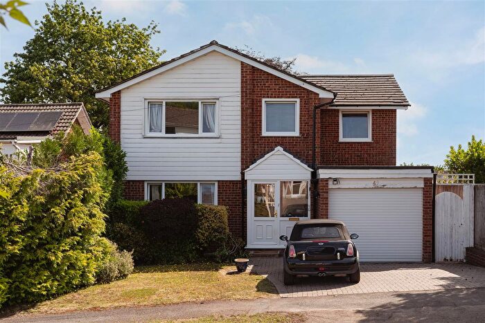 4 Bedroom Detached House For Sale In Windmill Way, Reigate, RH2