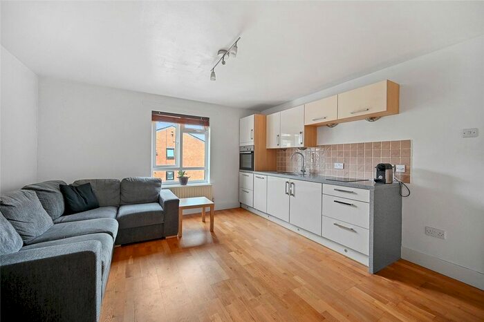 2 Bedroom Flat To Rent In Lime Grove, London, W12
