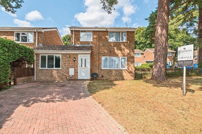 3 Bedroom Link Detached House For Sale In Plover Close, Lordswood, Southampton, Hampshire, SO16