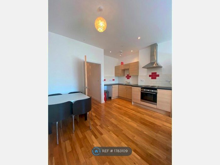 2 Bedroom Flat To Rent In Bronwydd Road, Carmarthen, SA31