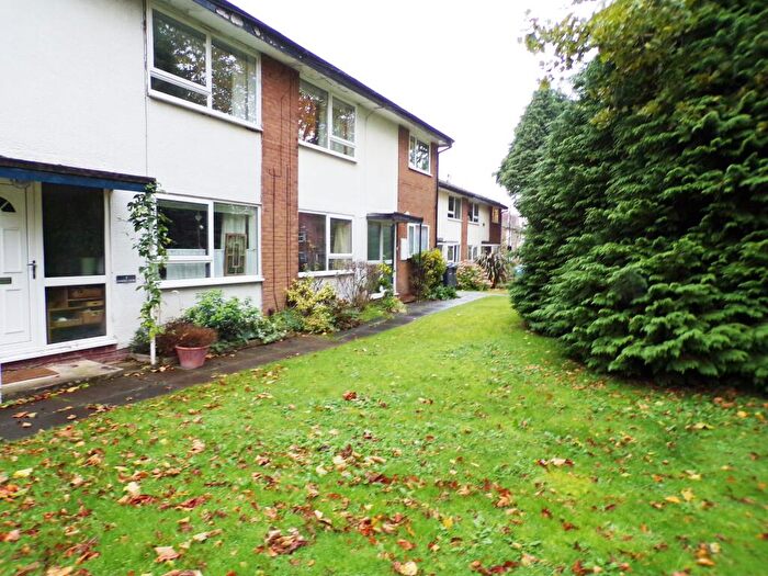 2 Bedroom Flat To Rent In Conifer Court, Moseley, Birmingham, B13