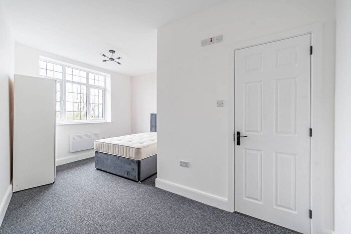 Studio To Rent In High Street, Bushey, WD23