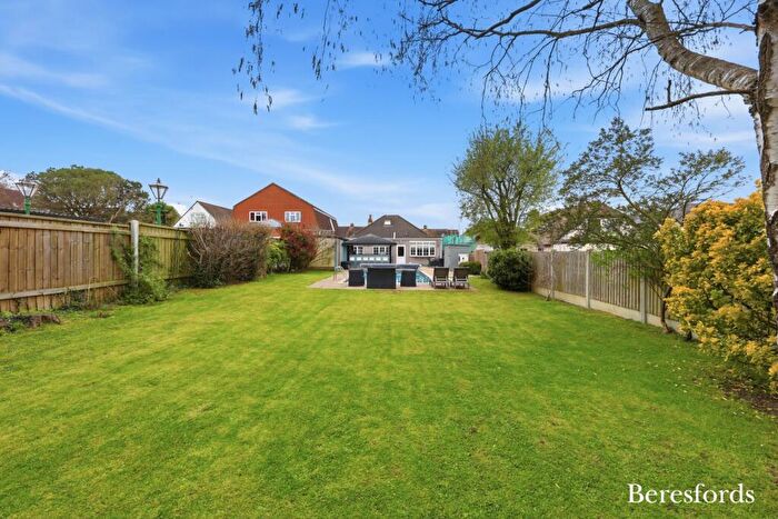 4 Bedroom Bungalow For Sale In Wingletye Lane, Hornchurch, RM11