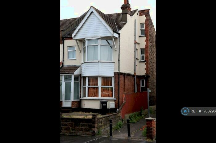 4 Bedroom Semi-Detached House To Rent In Brighton Road, Purley, CR8