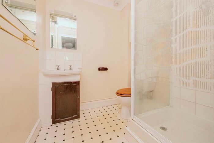 2 Bedroom Flat For Sale In Marine Parade East, Clacton-On-Sea, CO15