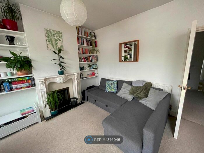 2 Bedroom Flat To Rent In Fountain Road, London, SW17