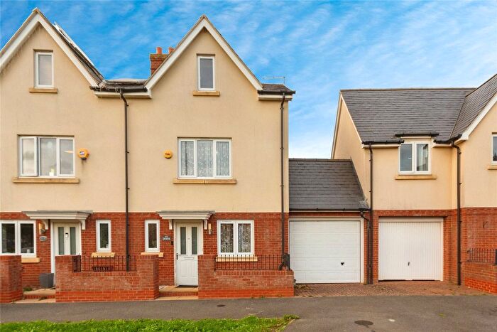 4 Bedroom Semi-Detached House For Sale In Paradise Orchard, Aylesbury, HP18