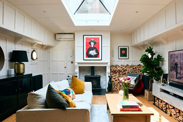 4 Bedroom House Boat For Sale In St Mary’s Wandsworth Pier, Battersea, SW11