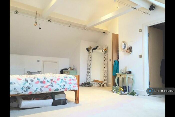 2 Bedroom Flat To Rent In Forres Gardens, London, NW11