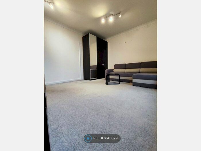 2 Bedroom Flat To Rent In Madison Heights, Hounslow, TW3