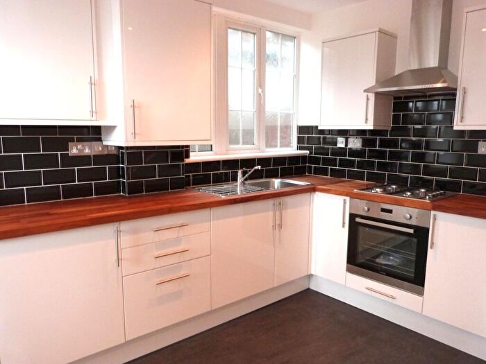 2 Bedroom Flat To Rent In Golders Way, London, NW11