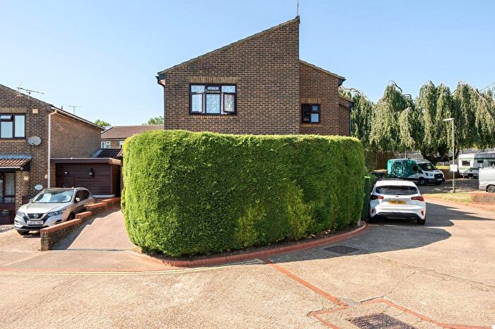 3 Bedroom Detached House For Sale In Allum Grove, Tadworth, KT20