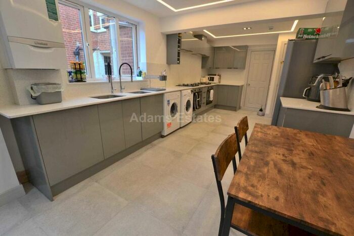 6 Bedroom End Of Terrace House To Rent In Culver Road, Reading, RG6