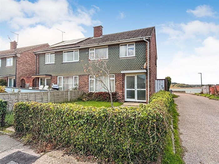 3 Bedroom Semi-Detached House For Sale In South Haven Close, Hamworthy, BH16