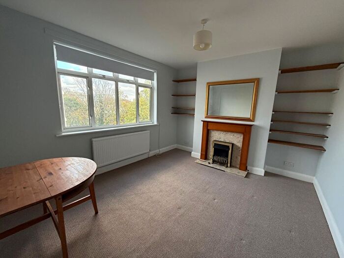 2 Bedroom Flat To Rent In Moira Court, London, SW17