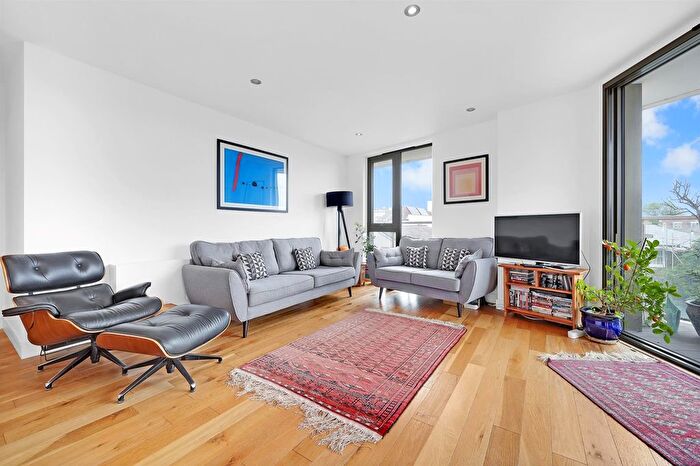 3 Bedroom Flat To Rent In Regents Park Road, London, N3