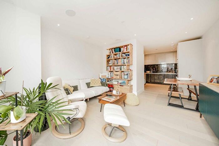 2 Bedroom Flat To Rent In Espalier Gardens, Queens Park, NW6