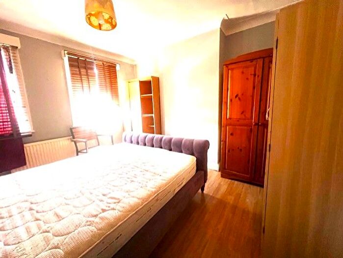 4 Bedroom Maisonette To Rent In The Promenade, Edgware, HA8