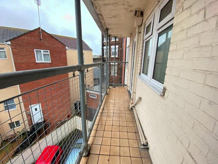 2 Bedroom Flat To Rent In Canute Road, Southampton, Hampshire, SO14
