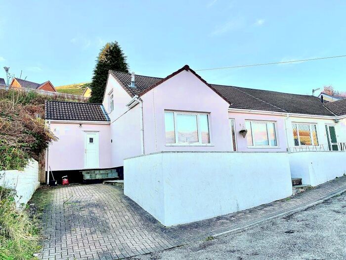 3 Bedroom Semi-Detached Bungalow To Rent In The Rise, Porth, CF39