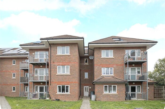1 Bedroom Flat For Sale In Oakbank Avenue, Walton-On-Thames, KT12