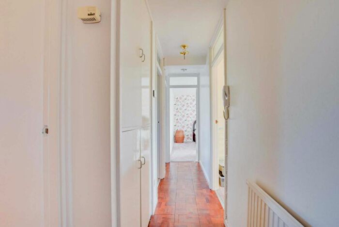 2 Bedroom Flat For Sale In Lyndhurst Court, Stoneygate, Leicester, LE2