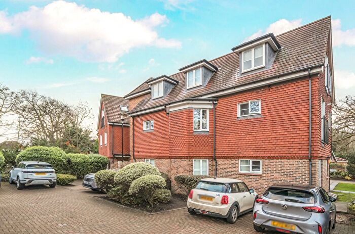 2 Bedroom Flat For Sale In Wey Road, Weybridge, Surrey, KT13