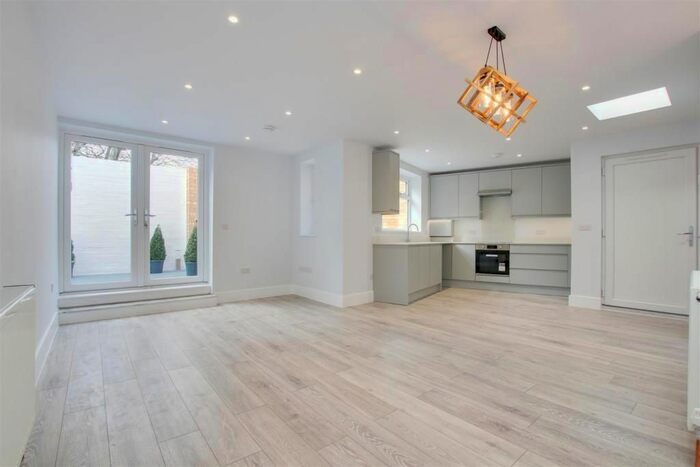 2 Bedroom Flat To Rent In Gladbeck Way, Enfield, EN2