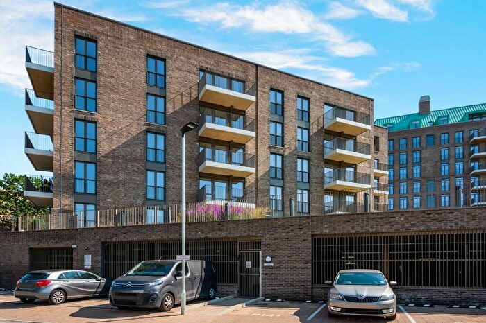 3 Bedroom Flat To Rent In Wolff House, Ridgeway Views, London, London, NW7