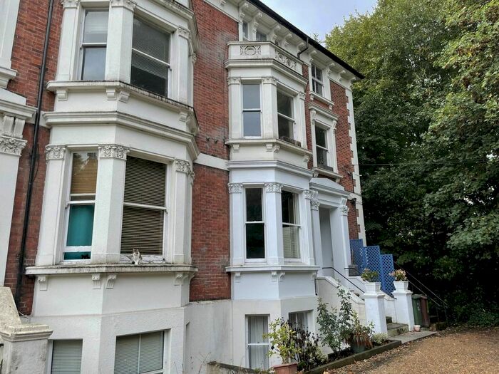 2 Bedroom Flat To Rent In Montacute Gardens, Tunbridge Wells, Kent, TN4