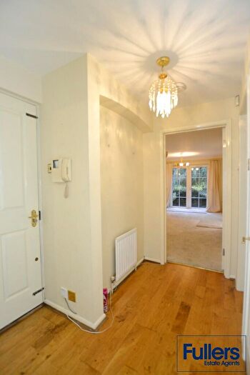 1 Bedroom Flat For Sale In Cunard Crescent, London, N21