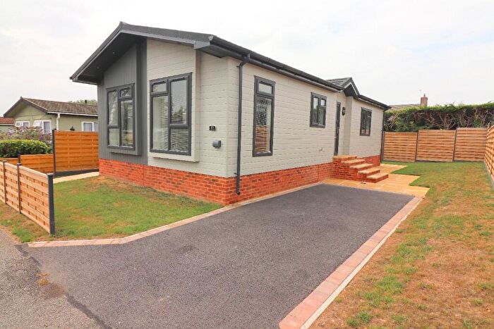 2 Bedroom Park Home For Sale In Poplar Farm Park, Castle Hill Road, Totternhoe, LU6